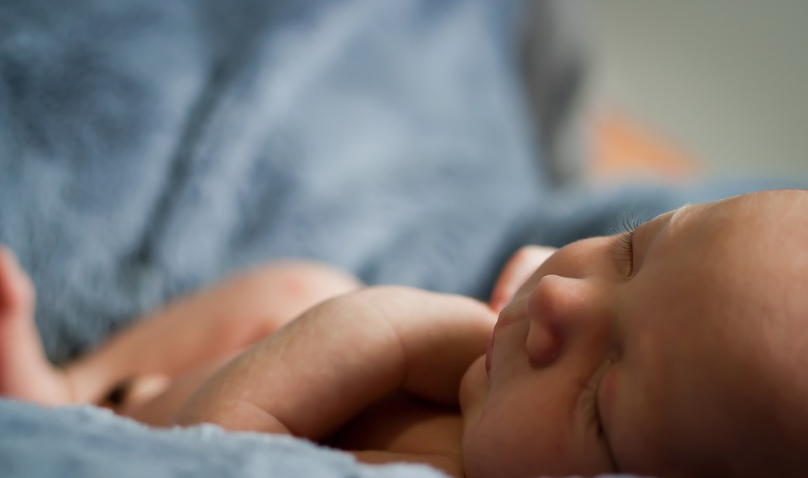 孩子睡覺握拳是腦癱嗎 孩子睡覺的姿勢應該是什么樣的 孩子睡覺握拳是腦癱嗎 孩子睡覺的姿勢應該是什么樣的