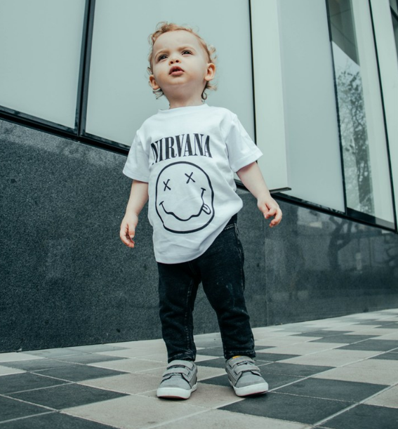 孩子學走路要穿鞋子嗎 孩子穿一雙什么樣的鞋適合走路 孩子學走路要穿鞋子嗎 孩子穿一雙什么樣的鞋適合走路