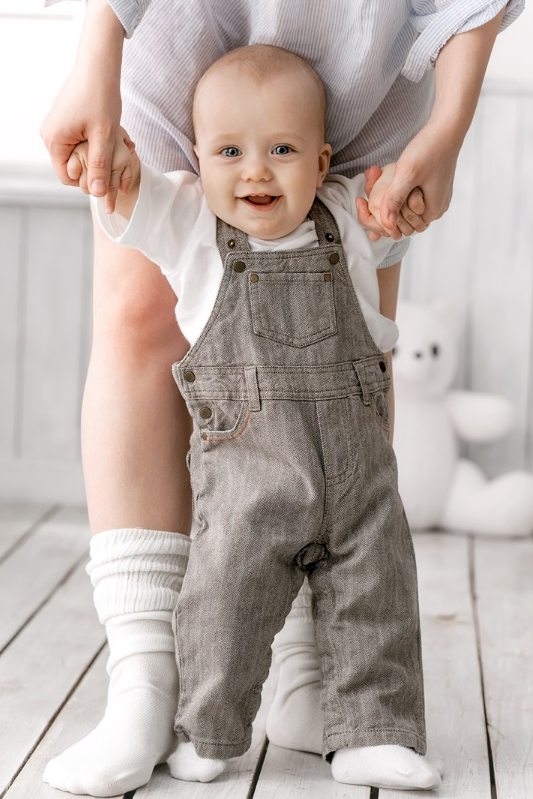 孩子學走路要穿鞋子嗎 孩子穿一雙什么樣的鞋適合走路 孩子學走路要穿鞋子嗎 孩子穿一雙什么樣的鞋適合走路