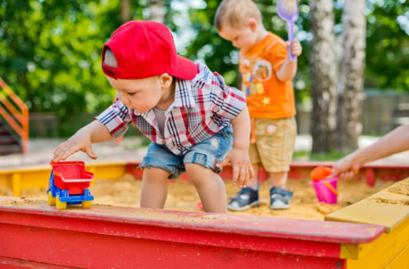 孩子玩沙子有什么好處 不同年齡段孩子怎么玩沙子比較好