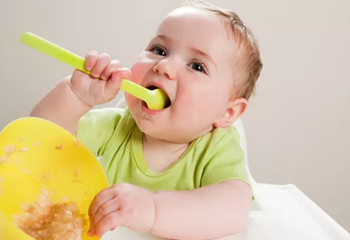 寶寶學會自己吃飯媽媽的心情 孩子學會吃飯了的說說 寶寶學會自己吃飯媽媽的心情 孩子學會吃飯了的說說
