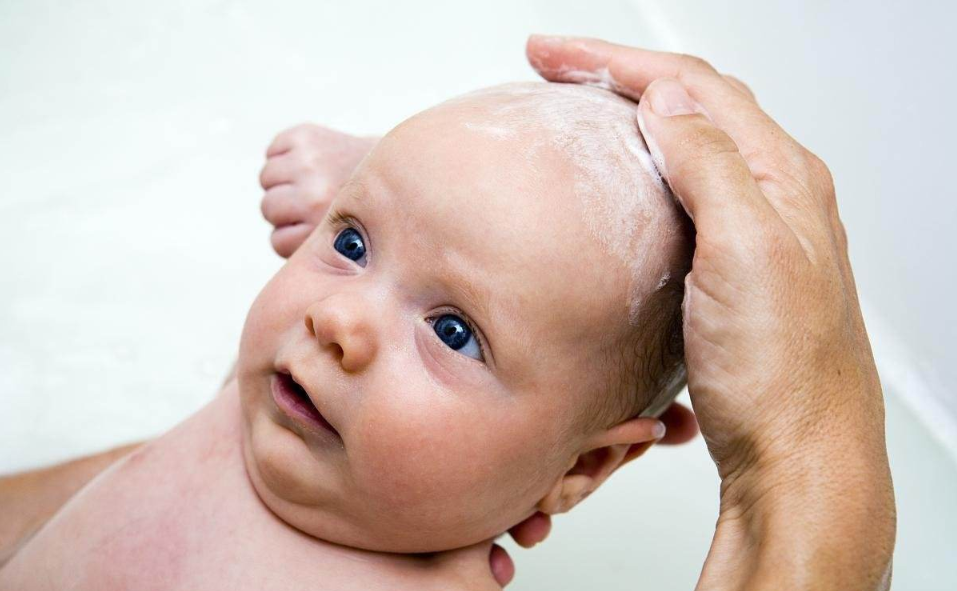 第一次如何給寶寶理發(fā) 寶寶第一次理發(fā)要注意什么