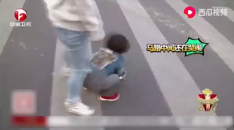 孩子在公眾場(chǎng)合吵鬧怎么辦好 如何正確有效的解決孩子公眾場(chǎng)合鬧情緒