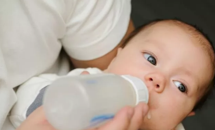母乳顏色越深越有營養嗎 母乳顏色和營養有關系嗎 母乳顏色越深越有營養嗎 母乳顏色和營養有關系嗎