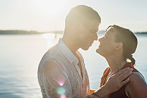 接吻時怎么使男人更興奮 接吻時男人哪里興奮點高 接吻時怎么使男人更興奮 接吻時男人哪里興奮點高