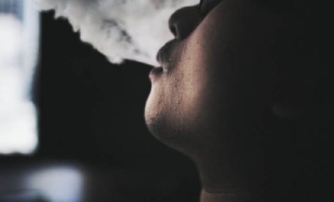 在家抽煙視為家暴怎么回事 在家抽煙怎么是家暴了