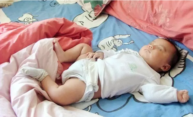 立秋后該怎么給寶寶蓋被子 天氣轉(zhuǎn)涼了如何給寶寶蓋被子