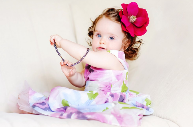 為什么孩子出生后手彎腳彎 新生寶寶手彎腳彎正常嗎