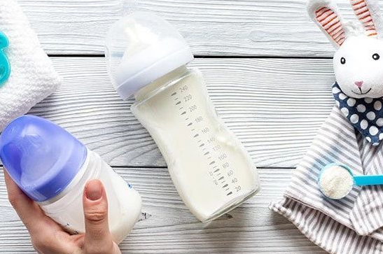 給嬰兒沖奶粉用什么水最好 給嬰兒沖奶粉的正確做法是什么