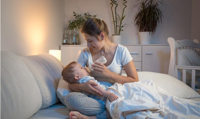 寶寶晚上一哭就要給夜奶吃嗎 寶寶晚上要吃幾次夜奶 寶寶晚上一哭就要給夜奶吃嗎 寶寶晚上要吃幾次夜奶