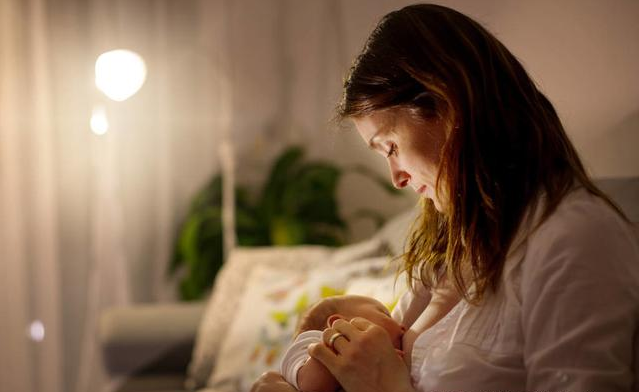 寶寶晚上一哭就要給夜奶吃嗎 寶寶晚上要吃幾次夜奶 寶寶晚上一哭就要給夜奶吃嗎 寶寶晚上要吃幾次夜奶