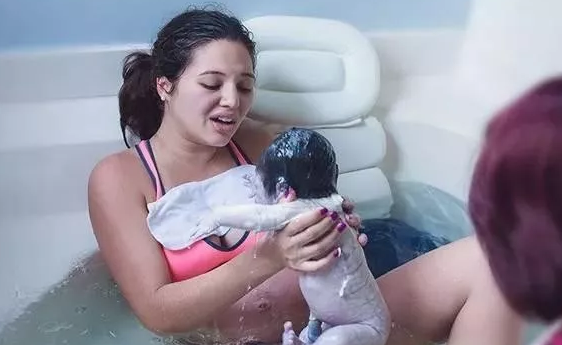 水中分娩和無痛哪個(gè)好 水中分娩和無痛對比分析 水中分娩和無痛哪個(gè)好 水中分娩和無痛對比分析