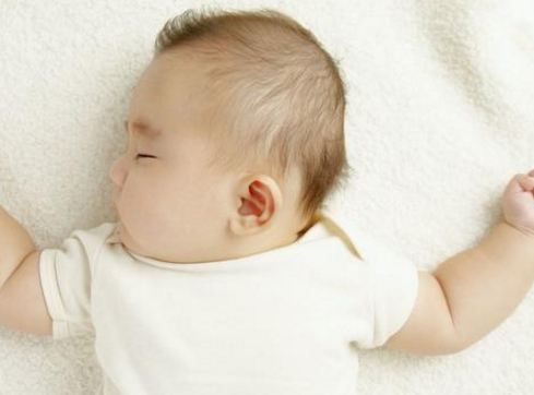 新生兒歪頭睡是正常的嗎 寶寶歪頭睡要糾正嗎 新生兒歪頭睡是正常的嗎 寶寶歪頭睡要糾正嗎