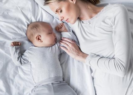 新生兒歪頭睡是正常的嗎 寶寶歪頭睡要糾正嗎 新生兒歪頭睡是正常的嗎 寶寶歪頭睡要糾正嗎