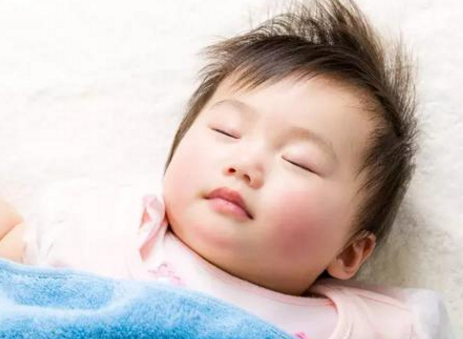 新生兒歪頭睡是正常的嗎 寶寶歪頭睡要糾正嗎 新生兒歪頭睡是正常的嗎 寶寶歪頭睡要糾正嗎