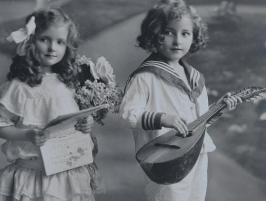 寶貝第一次上臺表演的朋友圈說說 寶貝上臺表演很棒鼓勵(lì)句子