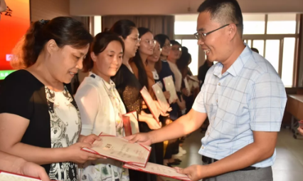 2019小學(xué)教師節(jié)表彰大會(huì)報(bào)道 小學(xué)教師節(jié)表彰大會(huì)新聞稿