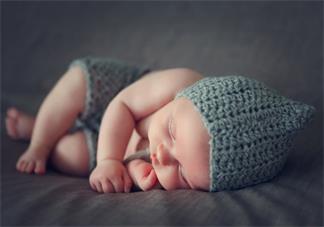 孩子跟父母長期睡一起好不好 孩子跟父母應該幾歲分床