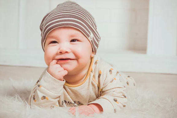 寶寶嘴巴白白的一圈怎么回事 嘴巴白白的怎么辦 寶寶嘴巴白白的一圈怎么回事 嘴巴白白的怎么辦