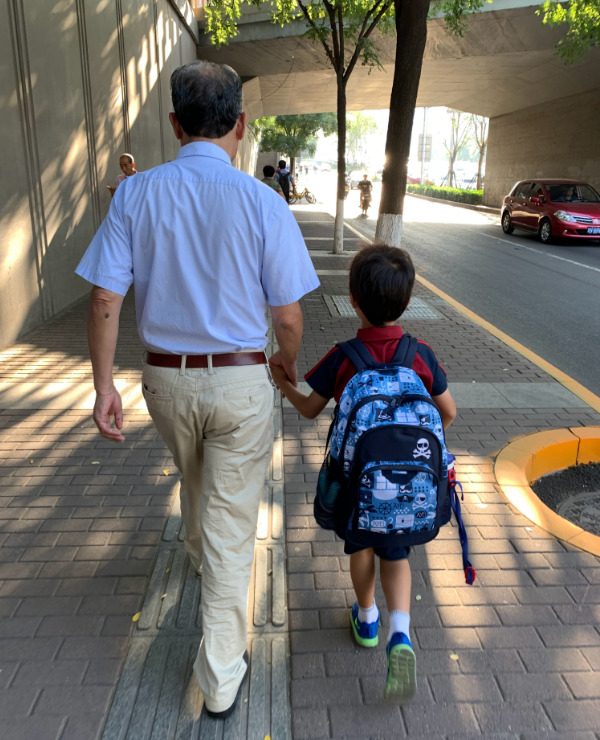 開學第一天送孩子上學心情 家長送孩子第一天上學說說朋友圈