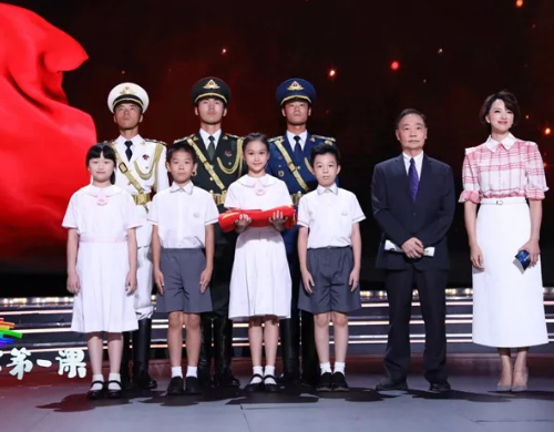 陪孩子看開學第一課的心情說說 陪孩子看開學第一課的感言2019