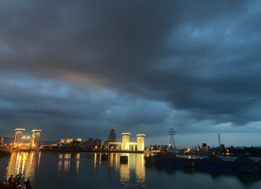 江邊夜色很美的心情感慨 江邊夜色美的句子朋友圈 江邊夜色很美的心情感慨 江邊夜色美的句子朋友圈