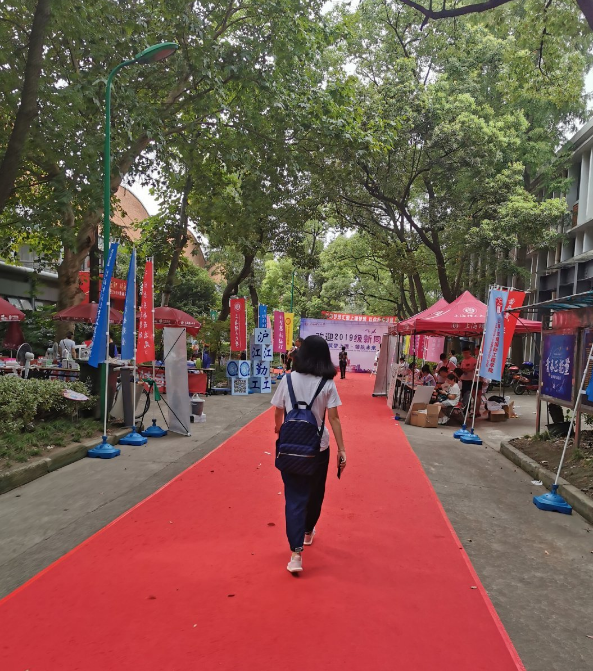 送女兒上大學心情 父母送女兒上大學句子說說 送女兒上大學心情 父母送女兒上大學句子說說