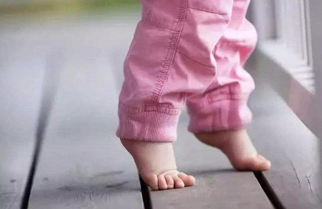 孩子走路最晚不能晚于什么時間 孩子學走路姿勢異常是發育不良嗎