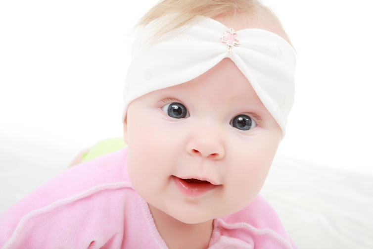 孩子扁頭會不會影響孩子智力發育 孩子睡扁頭好還是不好