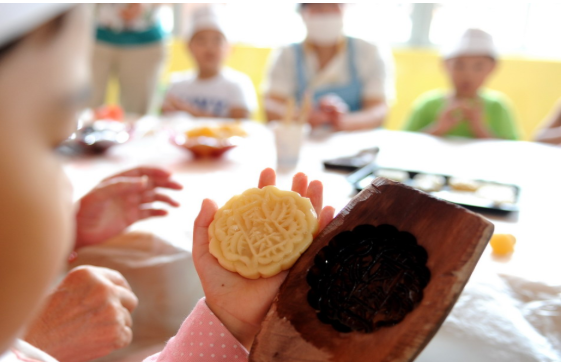 幼兒園最新中秋節做月餅活動報道稿2019 幼兒園做月餅慶中秋活動稿美篇