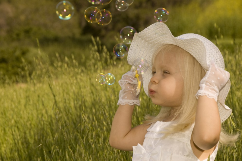 寶寶鼻子進異物怎么處理比較好 大人可以用嘴巴向孩子吹氣嗎