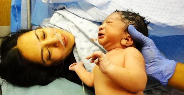 剛出生的寶寶皮膚為什么黃黃的 剛出生寶寶皮膚黃是新生兒黃疸嗎 剛出生的寶寶皮膚為什么黃黃的 剛出生寶寶皮膚黃是新生兒黃疸嗎