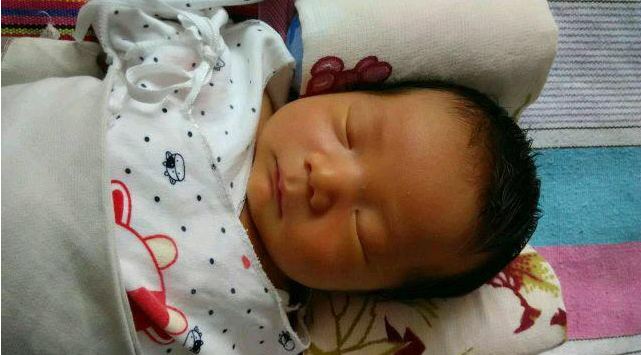 剛出生的寶寶皮膚為什么黃黃的 剛出生寶寶皮膚黃是新生兒黃疸嗎 剛出生的寶寶皮膚為什么黃黃的 剛出生寶寶皮膚黃是新生兒黃疸嗎