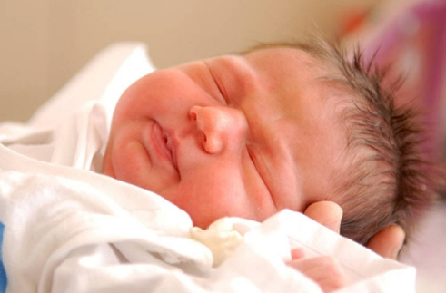 寶寶出生后誰第一個抱好 由誰抱回家最合適 寶寶出生后誰第一個抱好 由誰抱回家最合適