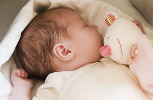 寶寶出生后誰第一個抱好 由誰抱回家最合適 寶寶出生后誰第一個抱好 由誰抱回家最合適