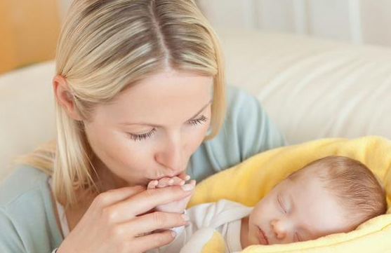 搖晃哄睡對孩子好嗎 搖晃哄睡有什么危害