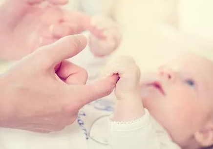 捏寶寶的鼻梁真的能變挺嗎 捏寶寶鼻梁會有什么危害