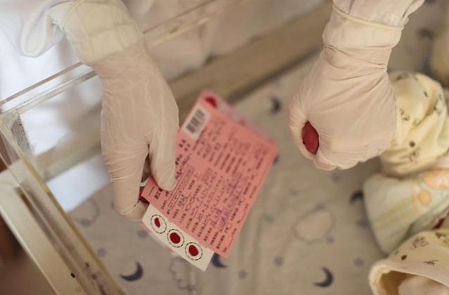 新生兒為什么要采集足跟血 新生兒有必要采集足跟血嗎 新生兒為什么要采集足跟血 新生兒有必要采集足跟血嗎