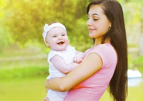 新生兒什么時候可以抱出門 最適合新生兒出門的時間是什么時候 新生兒什么時候可以抱出門 最適合新生兒出門的時間是什么時候