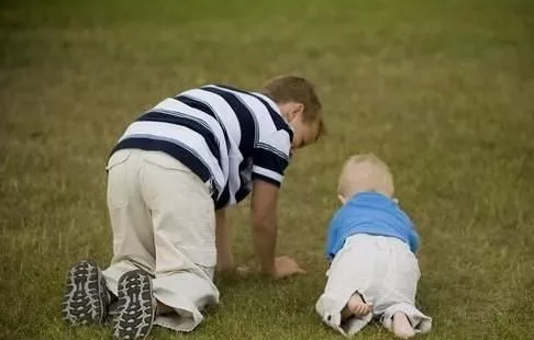 新生兒什么時候可以抱出門 最適合新生兒出門的時間是什么時候 新生兒什么時候可以抱出門 最適合新生兒出門的時間是什么時候