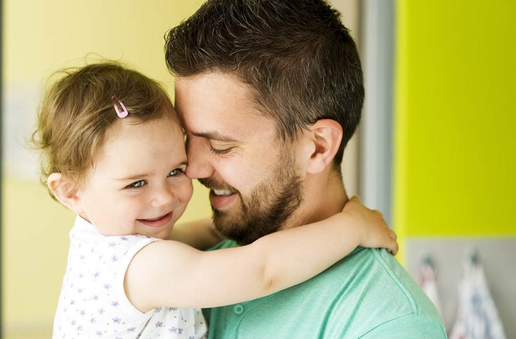 孩子的手腳冰涼要注意嗎 怎么判斷孩子手腳冰涼和穿衣 孩子的手腳冰涼要注意嗎 怎么判斷孩子手腳冰涼和穿衣