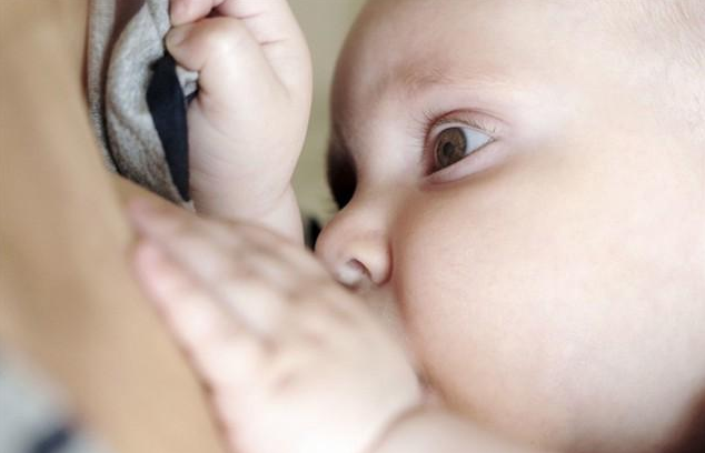 初乳黃黃的可以給寶寶吃嗎 初乳喂養原則