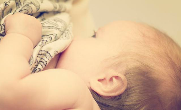 初乳黃黃的可以給寶寶吃嗎 初乳喂養原則