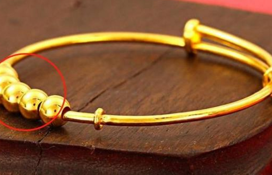 給寶寶戴銀首飾好還是黃金首飾好 寶寶從小帶銀飾有什么好處 給寶寶戴銀首飾好還是黃金首飾好 寶寶從小帶銀飾有什么好處