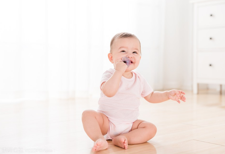 哄寶寶睡覺放下就哭抱著也哭是怎么回事 寶寶晚上哭鬧應(yīng)該怎么辦好 哄寶寶睡覺放下就哭抱著也哭是怎么回事 寶寶晚上哭鬧應(yīng)該怎么辦好