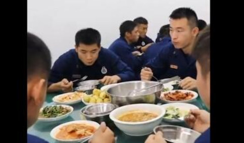 消防員為什么用叉子吃飯 消防員用叉子吃飯的原因