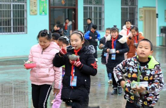 教育部要求落實學校負責人陪餐制 學校食品安全問題如何保證 教育部要求落實學校負責人陪餐制 學校食品安全問題如何保證