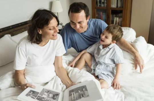 睡前講故事還是聊天好 睡前故事和聊天的區別 睡前講故事還是聊天好 睡前故事和聊天的區別