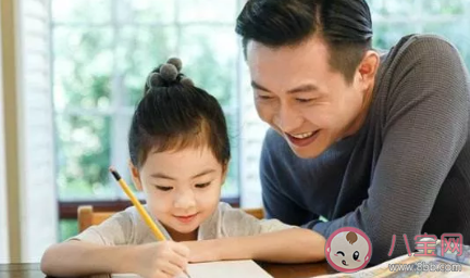 寫(xiě)完作業(yè)才能看電視真的好嗎 怎么讓孩子愛(ài)上學(xué)習(xí)