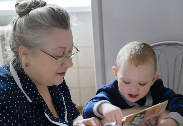 孩子為什么更喜歡老人帶 老人帶孩子有什么好處和壞處